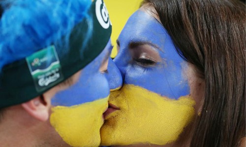 Nụ hôn ngọt ngào của cặp CĐV Ukraina trong trận đấu với Anh.